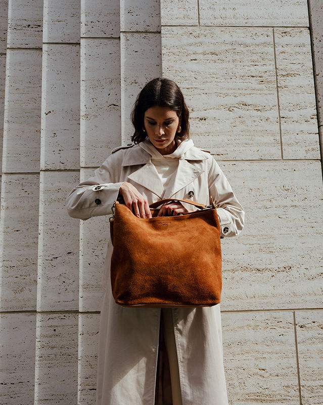 weibliches Model mit einer Leder-Aktentasche für Damen.