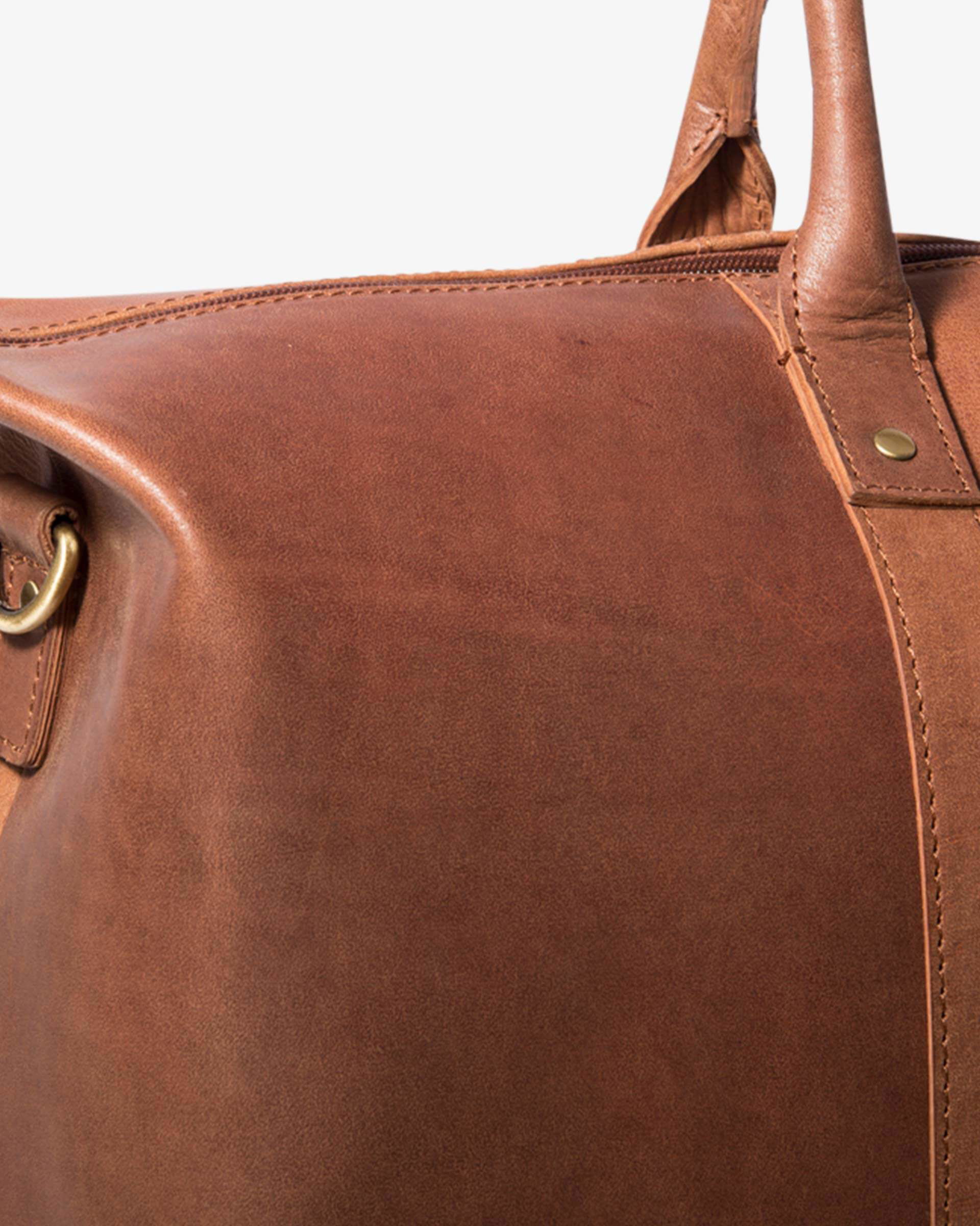 Große Reisetasche aus braunem Leder mit Schulterriemen und Handgriffen, klassisches Weekender-Design