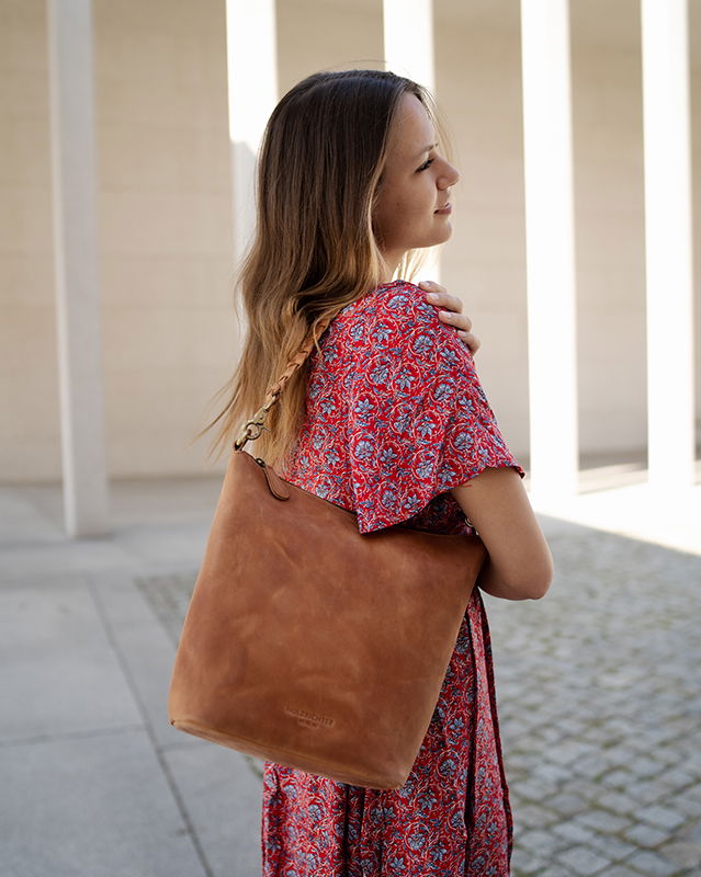 weibliches Model mit einer Shopper Tasche aus Leder.