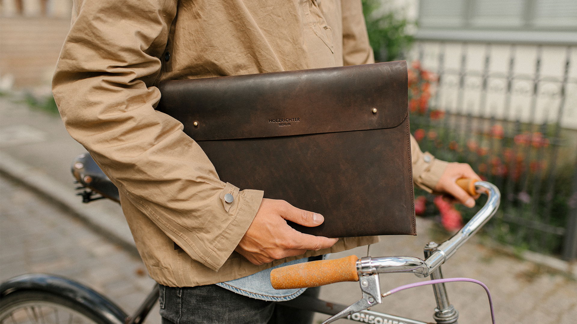 stillvolle Laptoptaschen aus Leder gehalten von einem männlichen Model.