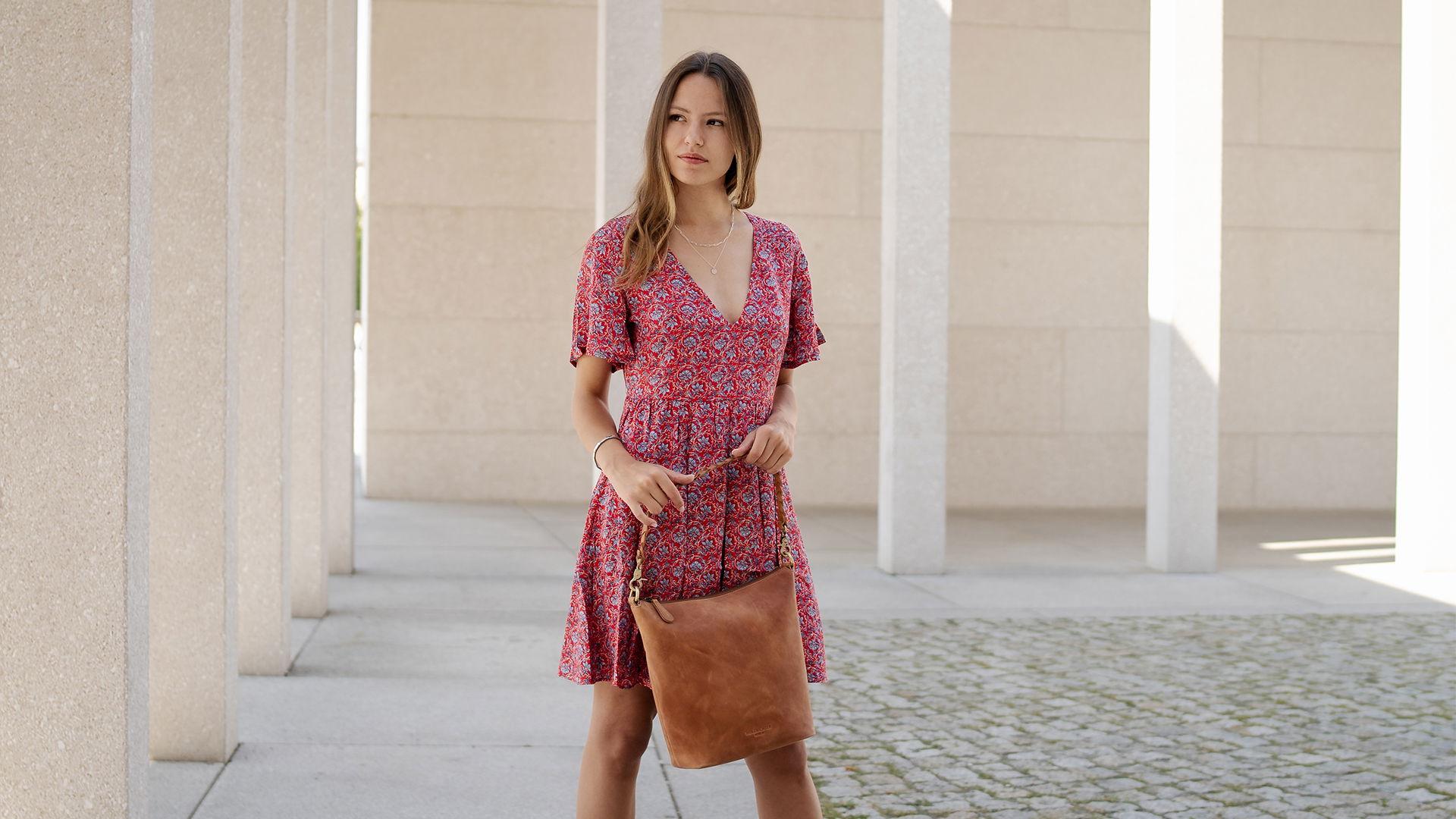 weibliches Model mit einer Shopper Tasche aus Leder.