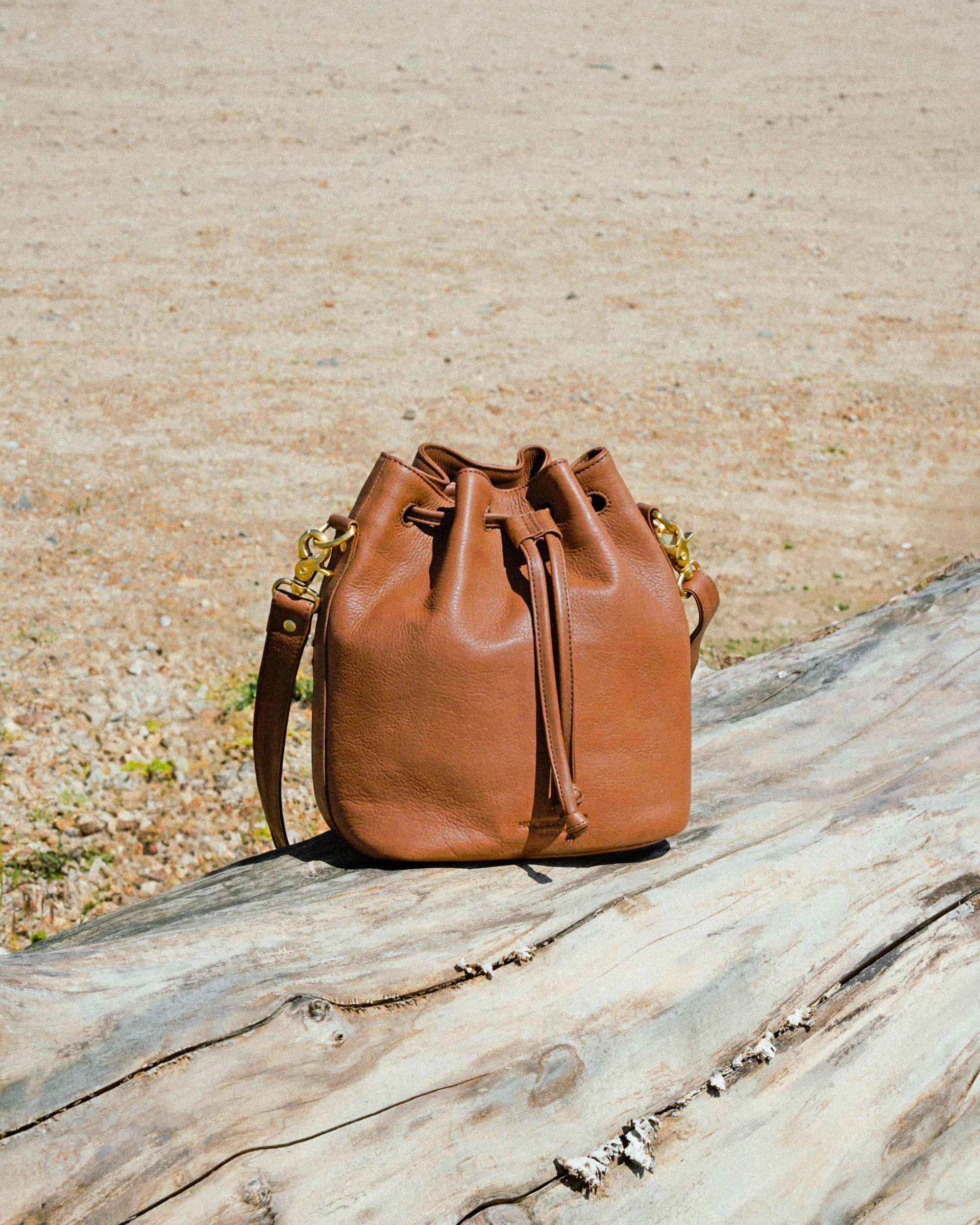 Handgefertigtes Lederteil in warmen Mocha-Braun mit feiner, gleichmäßiger Grain-Struktur