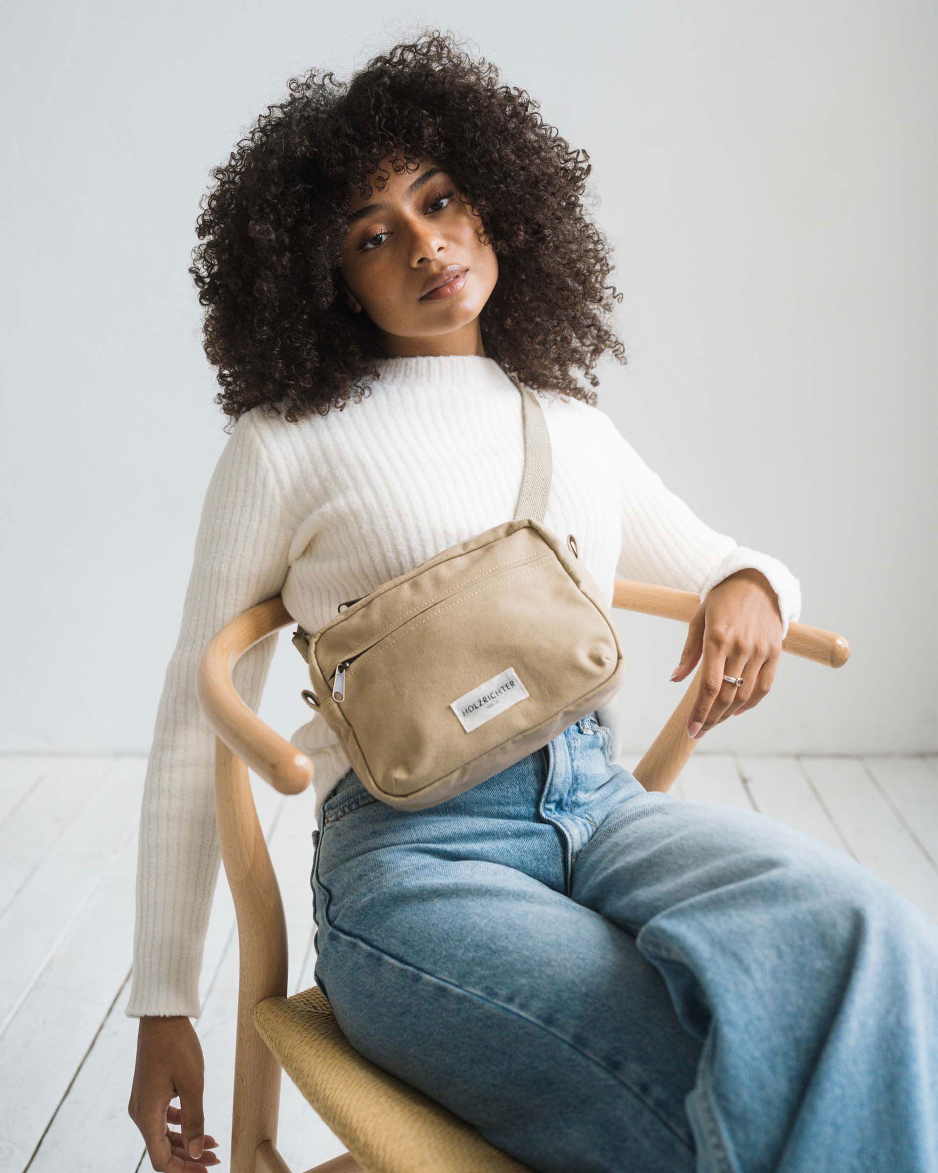 Helle Leder-Crossbody-Tasche in Sandfarbe mit verstellbarem Schultergurt und Magnetverschluss