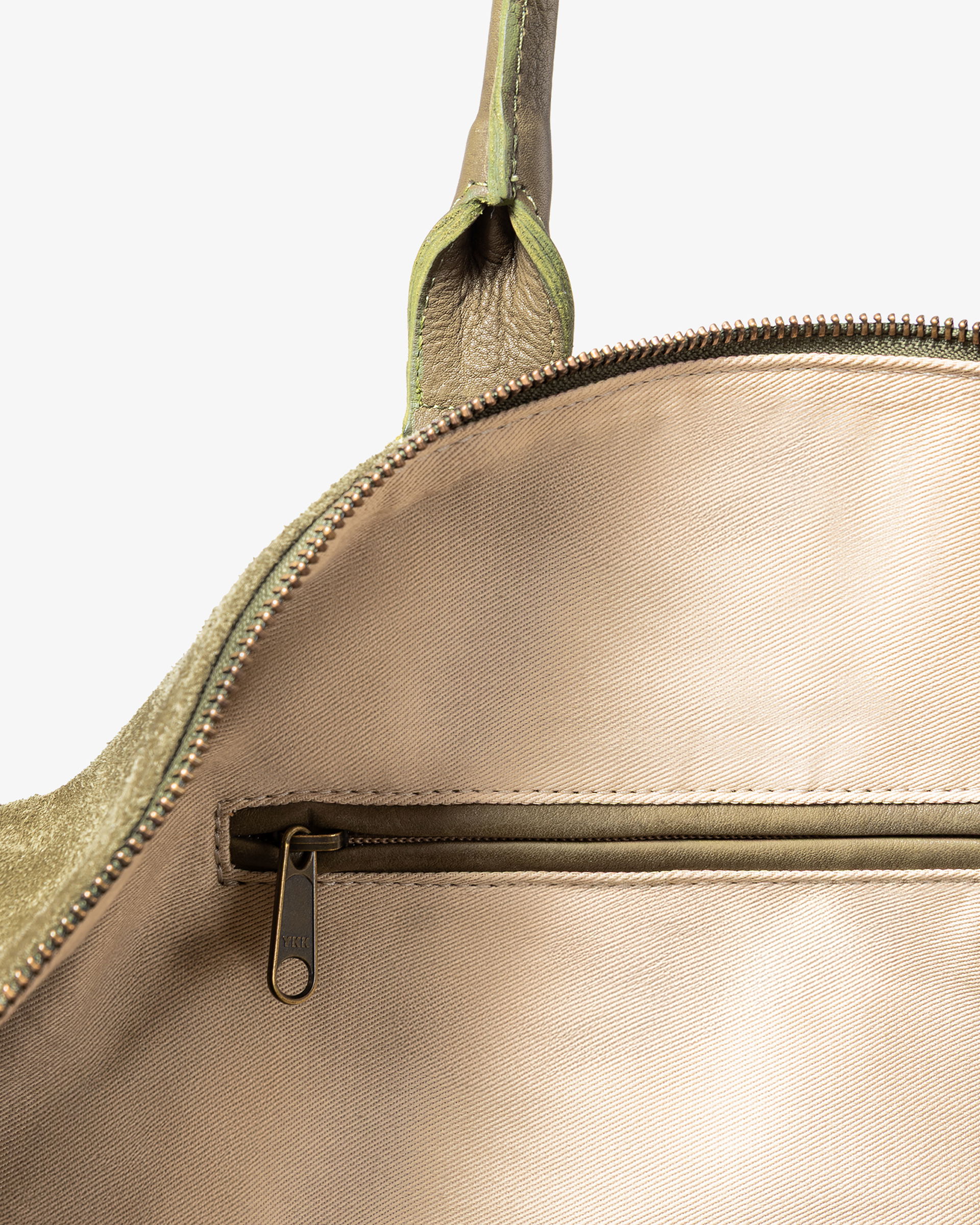 Handgefertigtes Produkt aus braunem Leder mit dezenter Naht und glatter Oberflächenstruktur