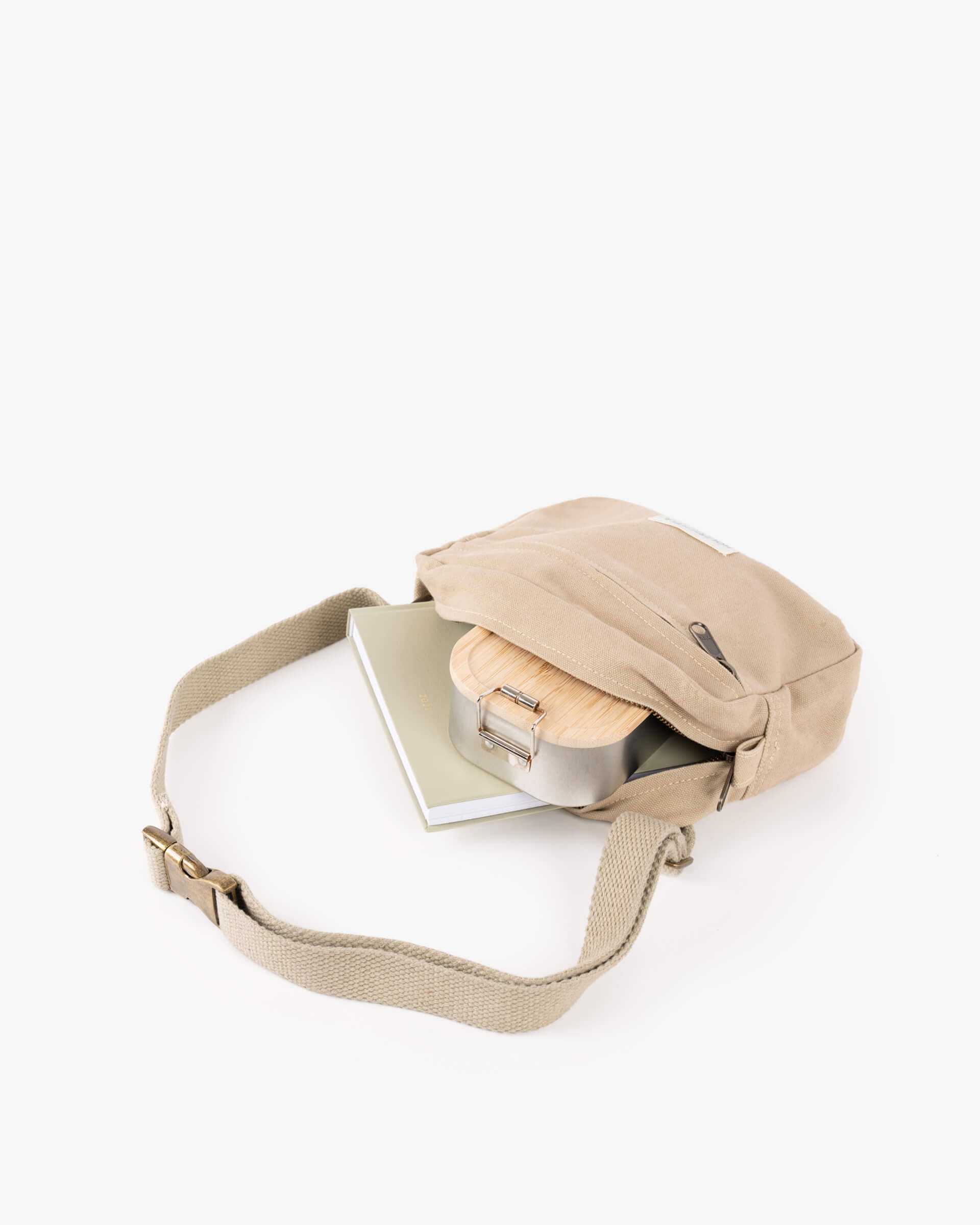 Beige Crossbody-Tasche aus Leder mit verstellbarem Schulterriemen und silbernen Beschlägen